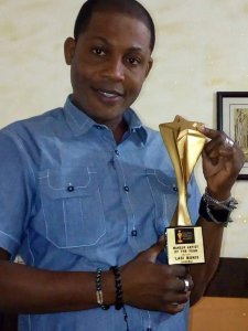 Ladong MakeOver boss, Ladi Muniz with the Nigeria Pageant Awards Makeup Artiste the Year award