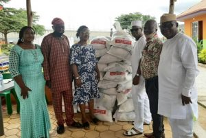 Fayemi distributes palliative to Ekiti Hoteliers
