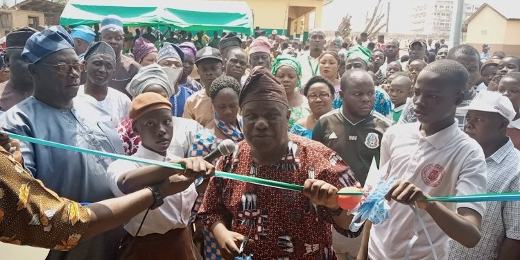 Senator Buhari commissioning the ICT centre with Head girl and Head boy of Anglican Grammar School Ogbomoso.