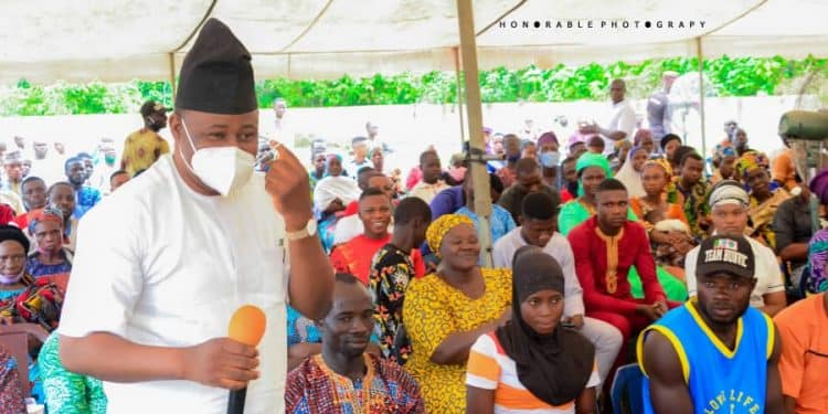 Hon Segun Dokun Odebunmi addressing the beneficiaries of the empowerment training.