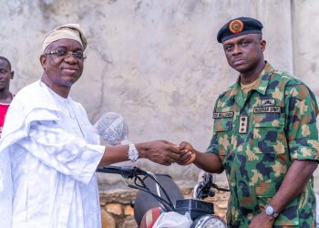 Engr Olaniyan donating To Security Operatives