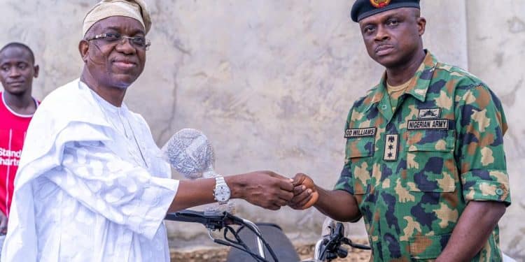 Engr Olaniyan donating To Security Operatives