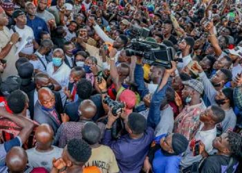 Seyi Makinde with End SARS protesters