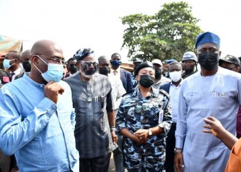 Makinde, Akeredolu, Oyo Police CP at Shasa Market.