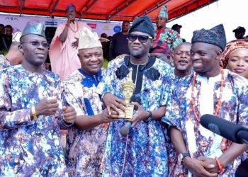 Akeem Ademola Ige receiving award at Oyo Asa Day