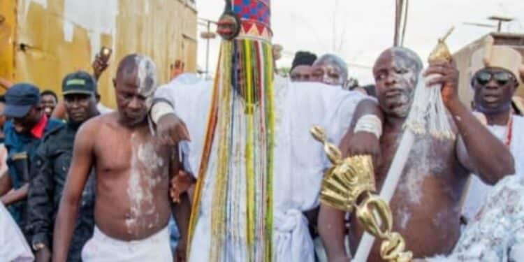 Ooni prays with Are crown at Olojo Festival 2021