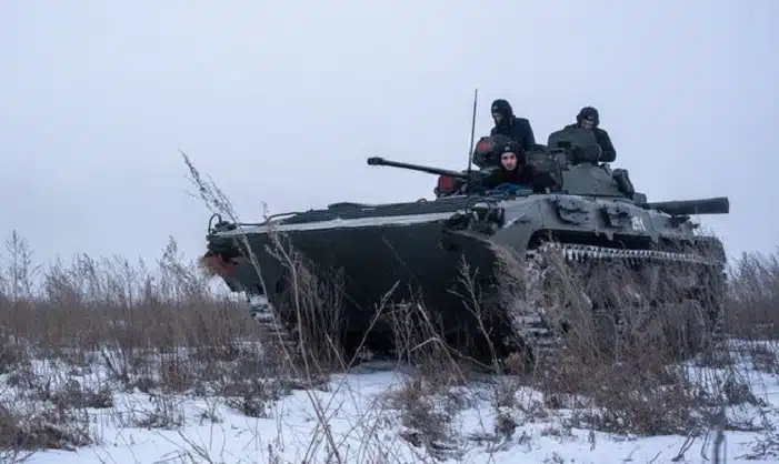 Ukrainian soldiers are facing some Russian soldiers on their borders