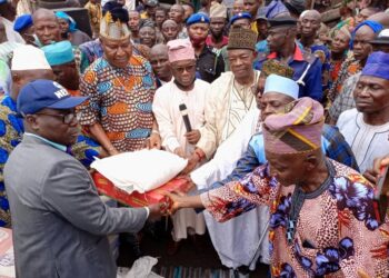 Senator Kola Balogun On NEMA's Relief Materials To Agodi Automobile Spare Parts Dealers