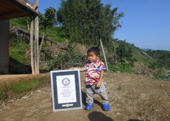 Dor Bahadur with certificate