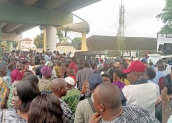 Oyo Secretariat Locked Angry Oyo Workers Protest