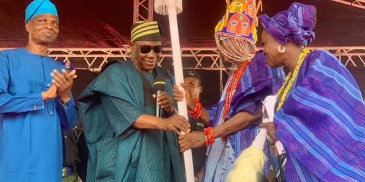 Makinde Presents Staff Of Office To New Asigangan Of Igangan