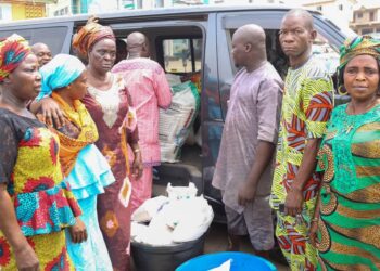 Senator Alli Distributes Grains To Traders