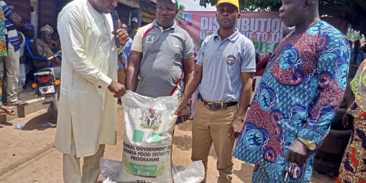 Odebunmi Distributes Palliatives to Constituents
