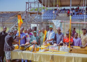 Olamijuwonlo Alao-Akala ronates to Ogbomoso Football Associa