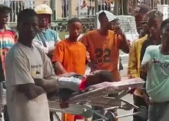 Angry Residents Storm Oyo Government Makinde's Office With Corpse