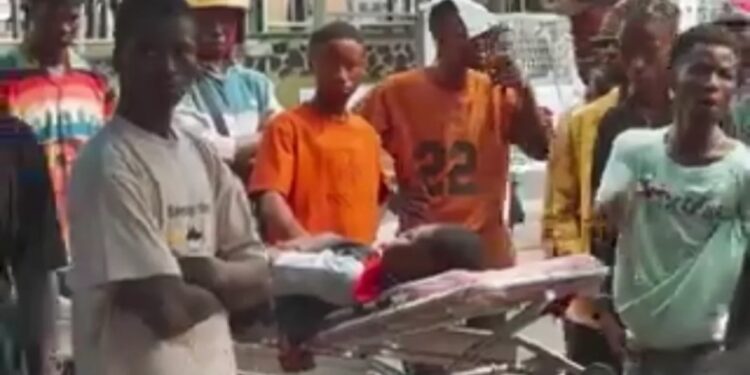 Angry Residents Storm Oyo Government Makinde's Office With Corpse