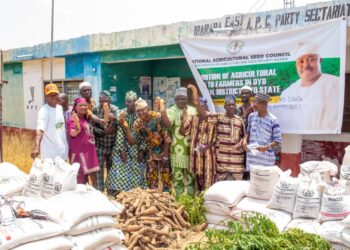 Senator Alli Distributes Seedlings To Farmers