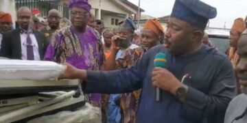 Senator Alli Donates Medical Equipment To Primary