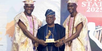 Oba Sunday Oyediran Onpetu of Ijebuland presenting the award to the Oguntoye Twins