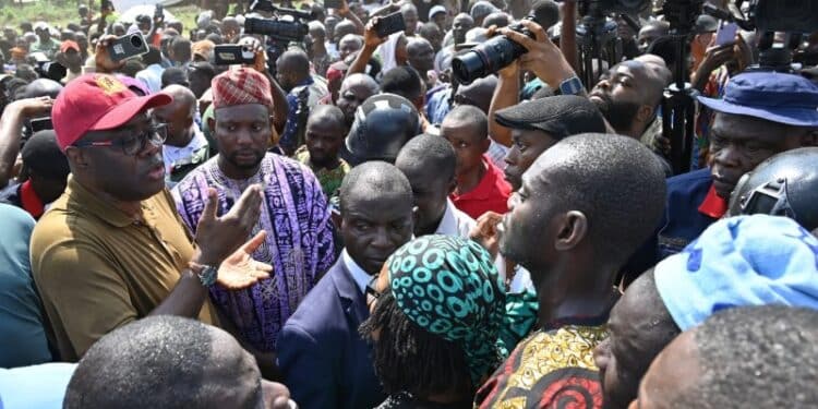 Governor Seyi Makinde with some of the Circular Road stakeholders on Wednesday