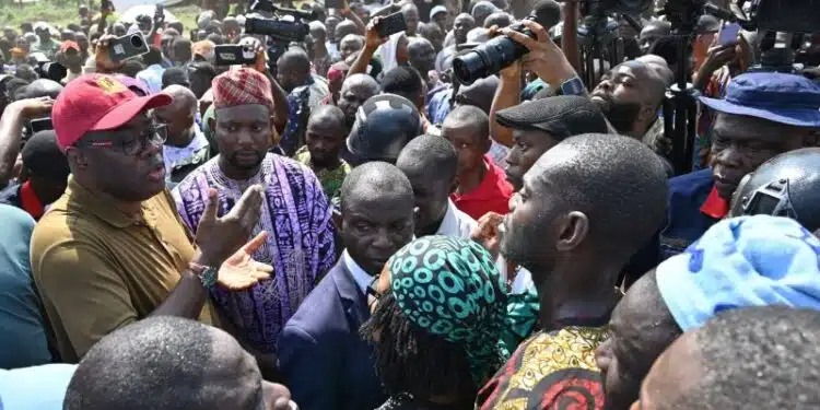Governor Seyi Makinde with some of the Circular Road stakeholders on Wednesday