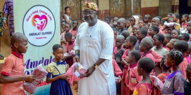 Amdalat Oloyede Foundation Distributes Free School Uniforms To Ibadan Primary School Pupils