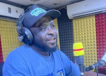 Popular radio presenter for Dele Ijinle anouncra Silver Jubilee featuring Abbas Akande Obesere and Yinka James.