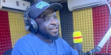 Popular radio presenter for Dele Ijinle anouncra Silver Jubilee featuring Abbas Akande Obesere and Yinka James.