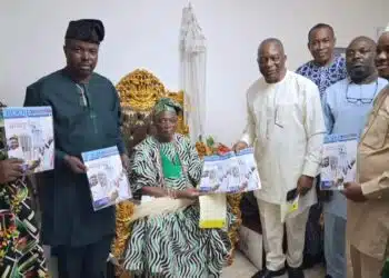 Dr Muyiwa Bamgbose presenting the Bodija Connect magazine to Olubadan Oba Rashidi Ladoja in Ibadan.