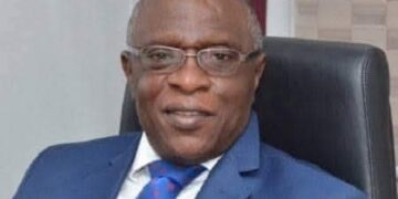 Sir Olusegun Adekunle, Ashipa of Ogbomosoland, delivering an official community address.