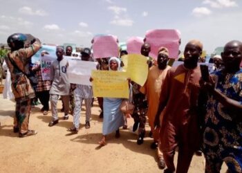 Protesters in Ibadan holding placards against Ibadan Circular Road corridor expansion