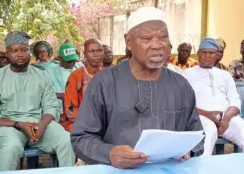 Senator Hamzat Ayoade Adeseun addressing the press regarding the Ogbomoso leadership crisis.