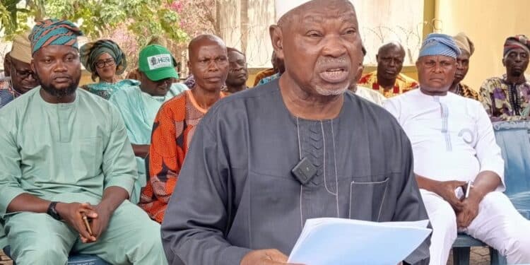 Senator Hamzat Ayoade Adeseun addressing the press regarding the Ogbomoso leadership crisis.