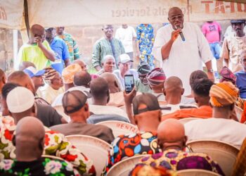 Oyo South senatorial candidate, Hon Adedeji Dhikrullahi Stanley Olajide, speaking at the Anfaani community town hall meeting in Ibadan.