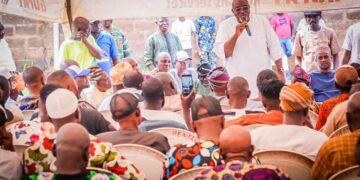 Oyo South senatorial candidate, Hon Adedeji Dhikrullahi Stanley Olajide, speaking at the Anfaani community town hall meeting in Ibadan.