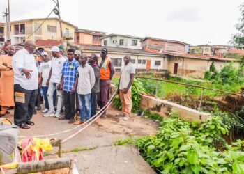 Hon Adedeji Dhikrullahi Olajide Odidiomo inspecting the Ibadan abandoned bridge at Ring Road Elewura.