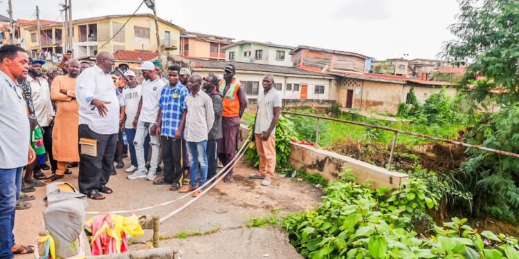 Hon Adedeji Dhikrullahi Olajide Odidiomo inspecting the Ibadan abandoned bridge at Ring Road Elewura.