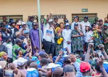 Odidiomo receiving Oyo APC defectors into APM