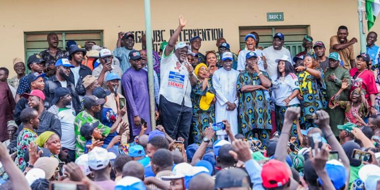 Odidiomo receiving Oyo APC defectors into APM