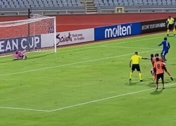 World’s Slowest Penalty Run-Up: Trayvone Reid Takes Stutter-Step Penalty for Mount Pleasant Against Club Sando