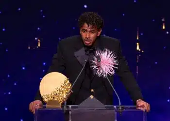Lamine Yamal celebrates winning the 2026 Kopa Trophy at the Ballon d’Or ceremony in London.