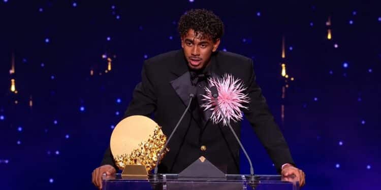 Lamine Yamal celebrates winning the 2026 Kopa Trophy at the Ballon d’Or ceremony in London.